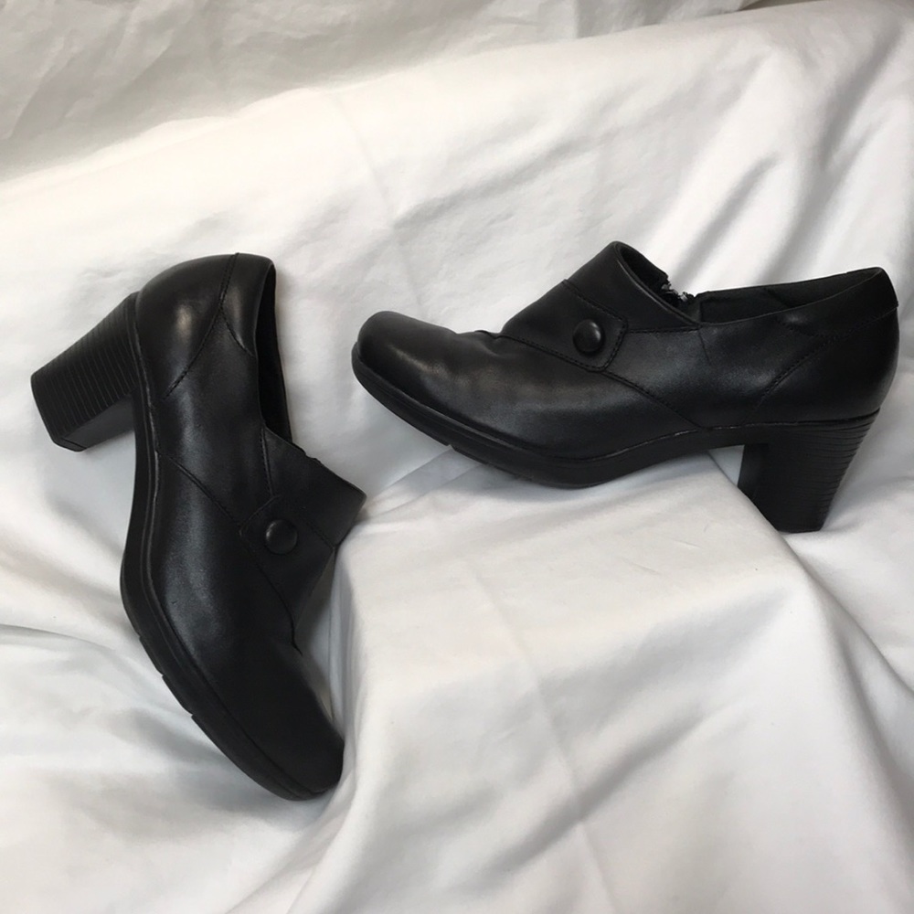 CLARKS.  8.5M.  Bendables.  Black, 2 1/4” heels.